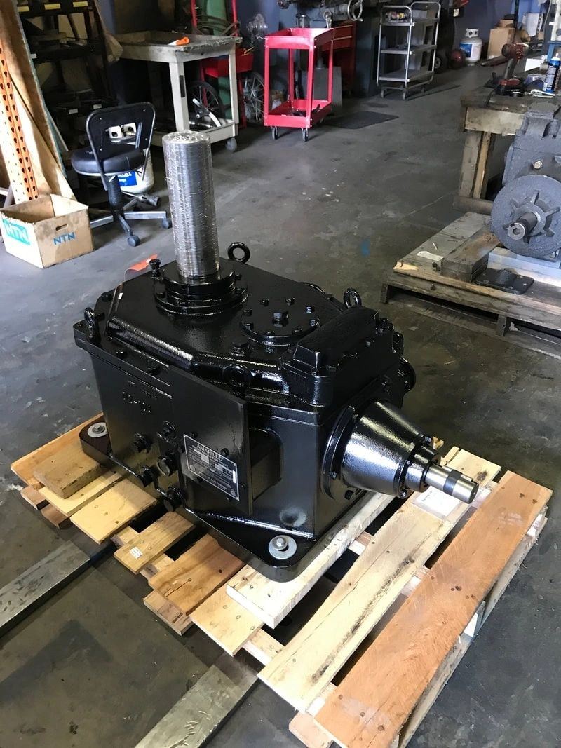 Right angle cooling tower fan drive reducer with vertical input shaft